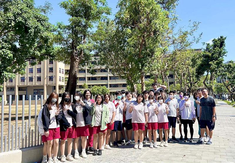 高市新興高中通學步道優化啟用 鍍鋅格柵串連校園社區營造安全上下課環境