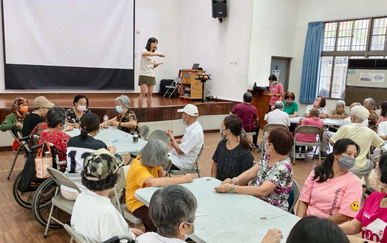 高市家園關懷聯盟協會邀3講師前進左營雙福社區 教作新住民、二代黏土白兔胸針