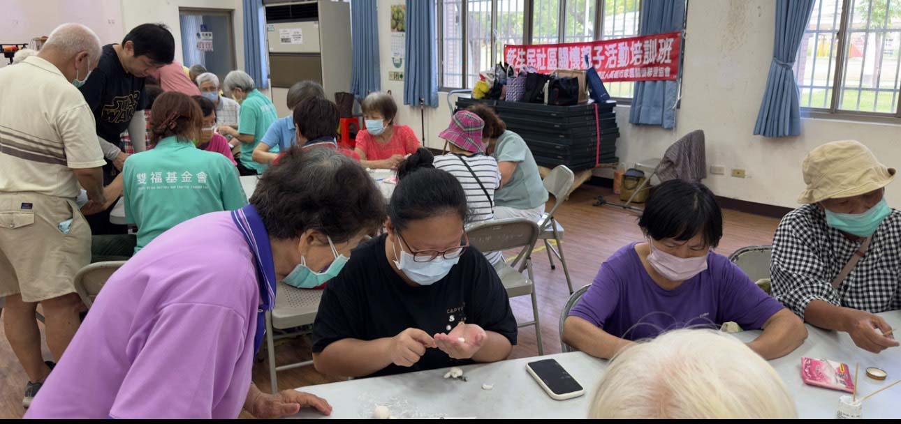 高市家園關懷聯盟協會邀3講師前進左營雙福社區 教作新住民、二代黏土白兔胸針