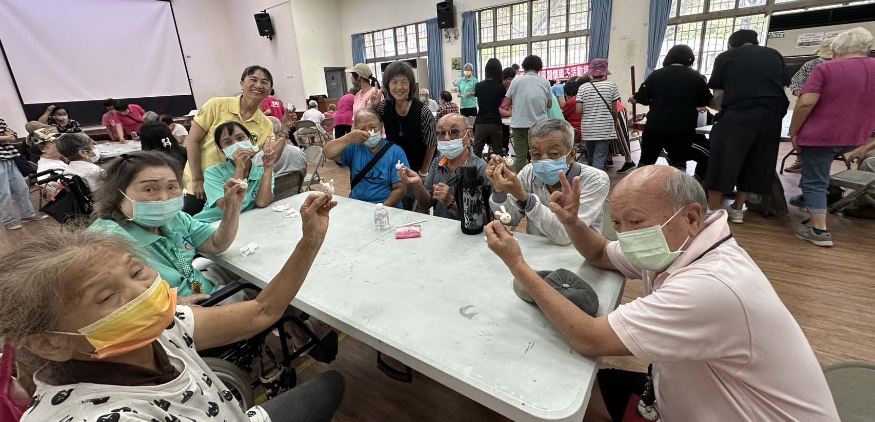 高市家園關懷聯盟協會邀3講師前進左營雙福社區 教作新住民、二代黏土白兔胸針