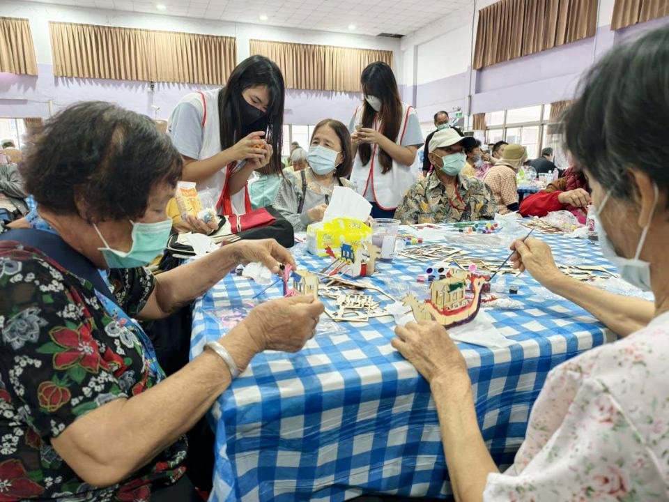 台電高雄區處慰訪老協贈善款 百名長者齊聚活動中心畫龍舟 台電高雄區處處長黃志榮5月