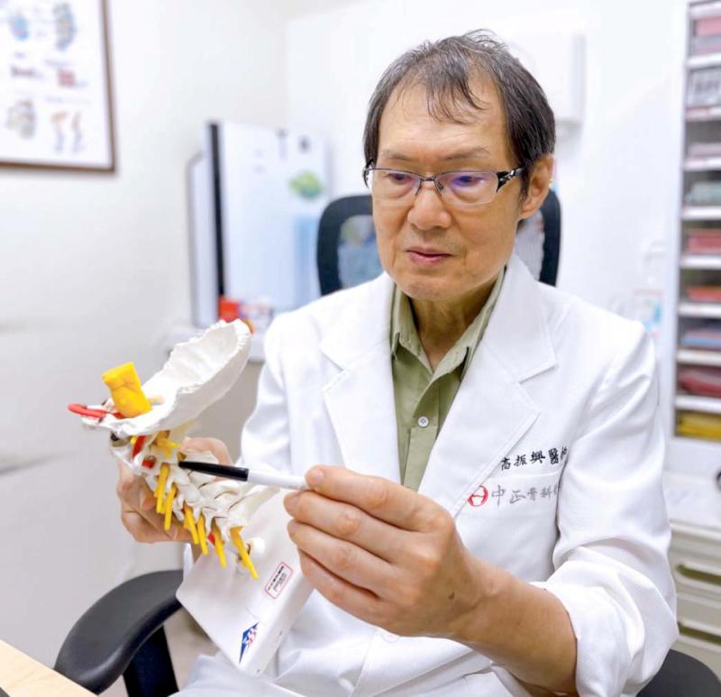 高市7旬翁脖痠手麻腳無力罹頸椎後縱韌帶骨化症 中正脊椎骨科醫籲及早治療