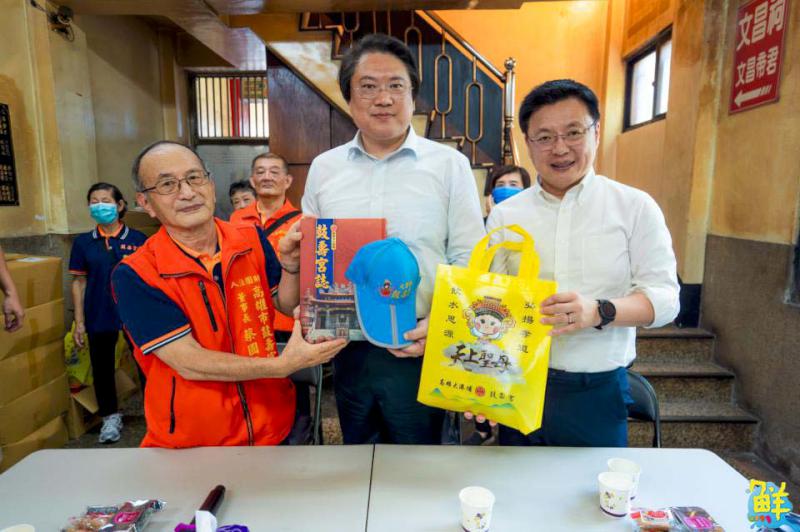 林右昌大啖高雄必比登美食 大讚虱目魚鬆配肉燥很對味