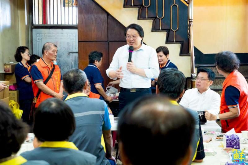 林右昌大啖高雄必比登美食 大讚虱目魚鬆配肉燥很對味