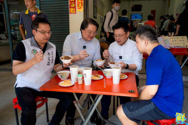 林右昌大啖高雄必比登美食 大讚虱目魚鬆配肉燥很對味