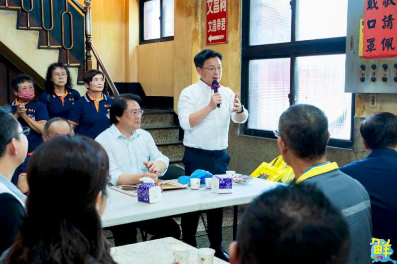 林右昌大啖高雄必比登美食 大讚虱目魚鬆配肉燥很對味