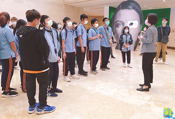 高市大愛扶輪社贊助六龜高中300名師生 參訪高美館體現生活藝術教育