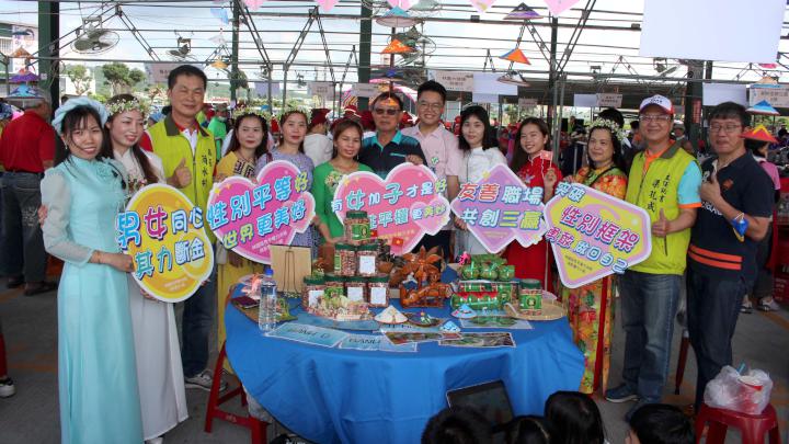 高市林園區公所林園傳統龍舟賽系列活動 社區新住民千人包粽部分轉贈弱勢家庭