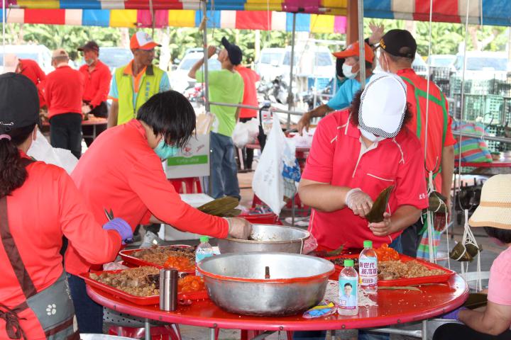 高市林園區公所林園傳統龍舟賽系列活動 社區新住民千人包粽部分轉贈弱勢家庭