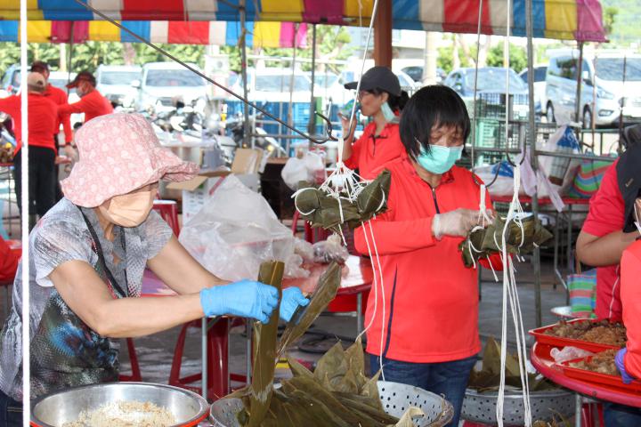 高市林園區公所林園傳統龍舟賽系列活動 社區新住民千人包粽部分轉贈弱勢家庭