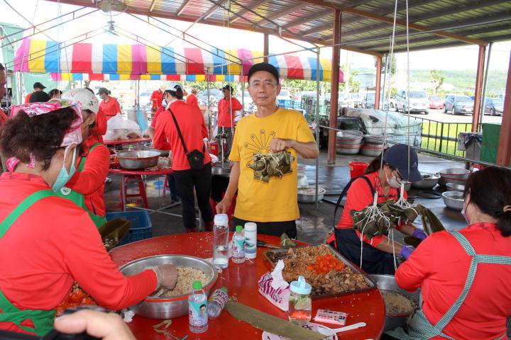 高市林園區公所林園傳統龍舟賽系列活動 社區新住民千人包粽部分轉贈弱勢家庭