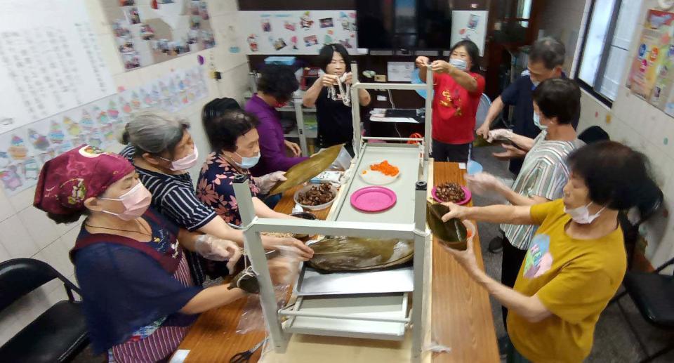 高市岡山秀傳醫院8C級巷弄長照站同步包粽 分送慰勉醫護人員辛勞