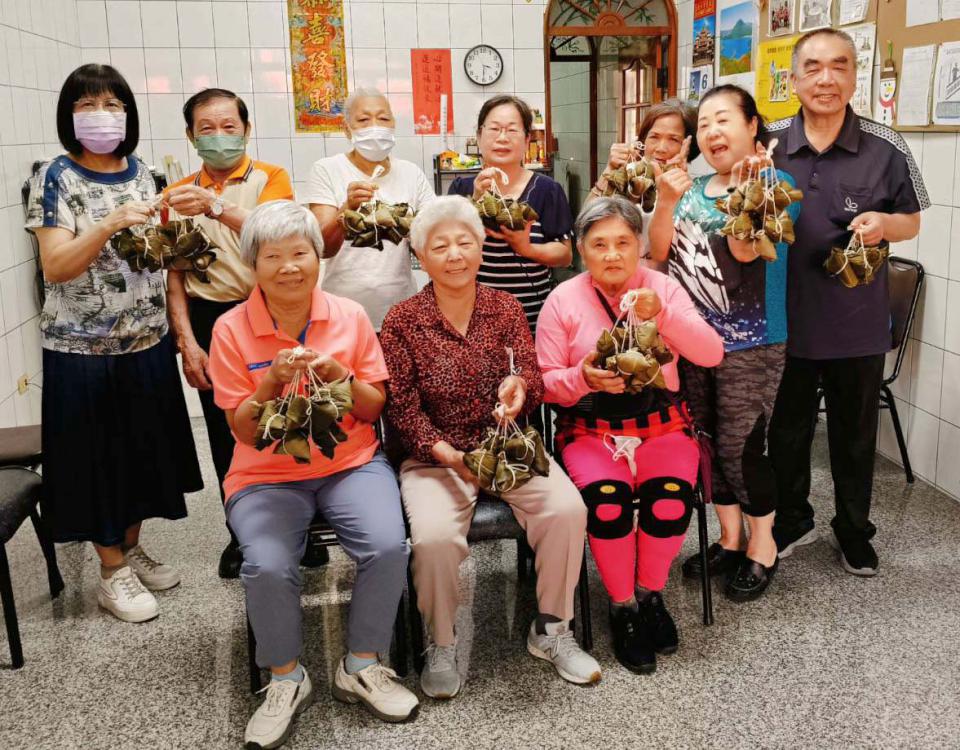高市岡山秀傳醫院8C級巷弄長照站同步包粽 分送慰勉醫護人員辛勞