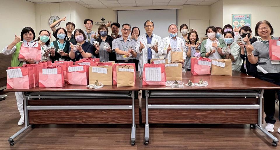 高市岡山秀傳醫院8C級巷弄長照站同步包粽 分送慰勉醫護人員辛勞
