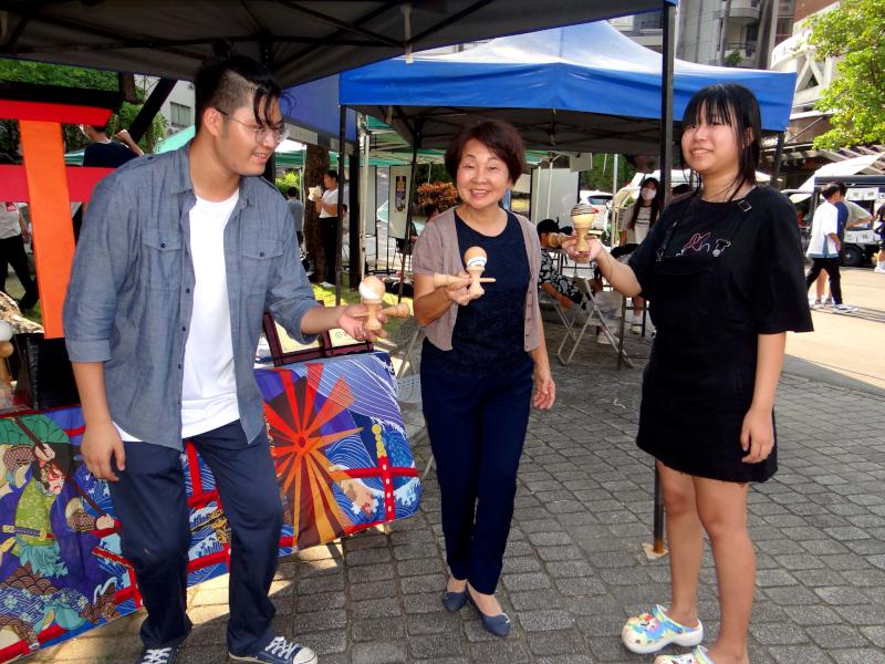 正修科大社團博覽會設攤招募新血 學務長林淑芸下場挑戰劍玉直呼有趣