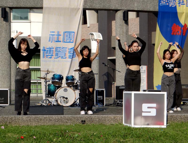 正修科大社團博覽會設攤招募新血 學務長林淑芸下場挑戰劍玉直呼有趣