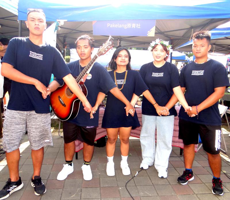 正修科大社團博覽會設攤招募新血 學務長林淑芸下場挑戰劍玉直呼有趣