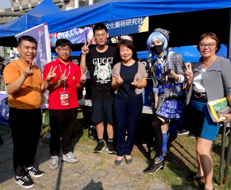 正修科大社團博覽會設攤招募新血 學務長林淑芸下場挑戰劍玉直呼有趣