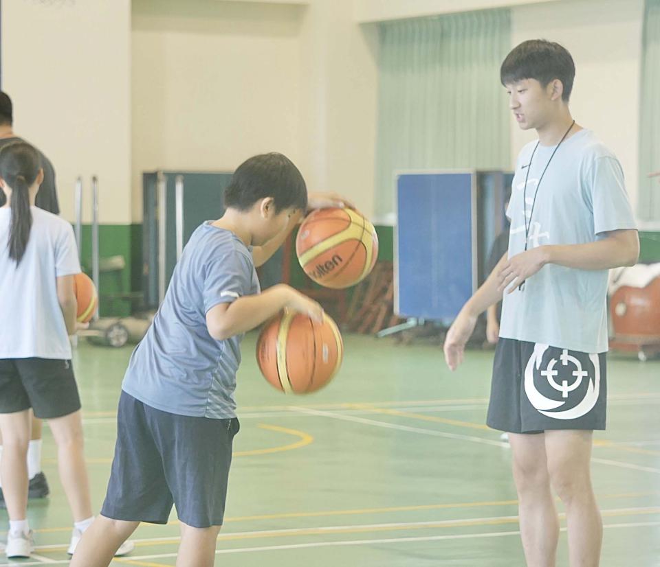 高市旗津國中小、中洲國小暑期籃球夏令營 義大籃球隊教練謝玉娟領軍球員指導