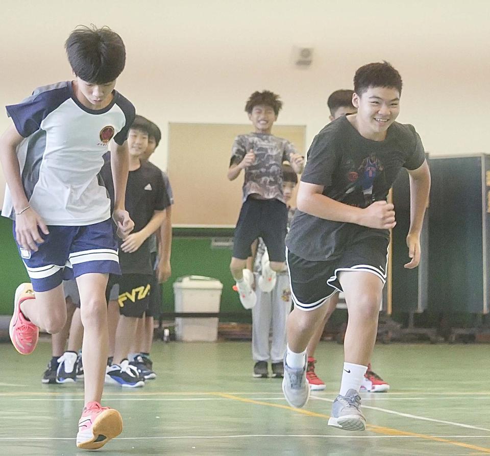 高市旗津國中小、中洲國小暑期籃球夏令營 義大籃球隊教練謝玉娟領軍球員指導