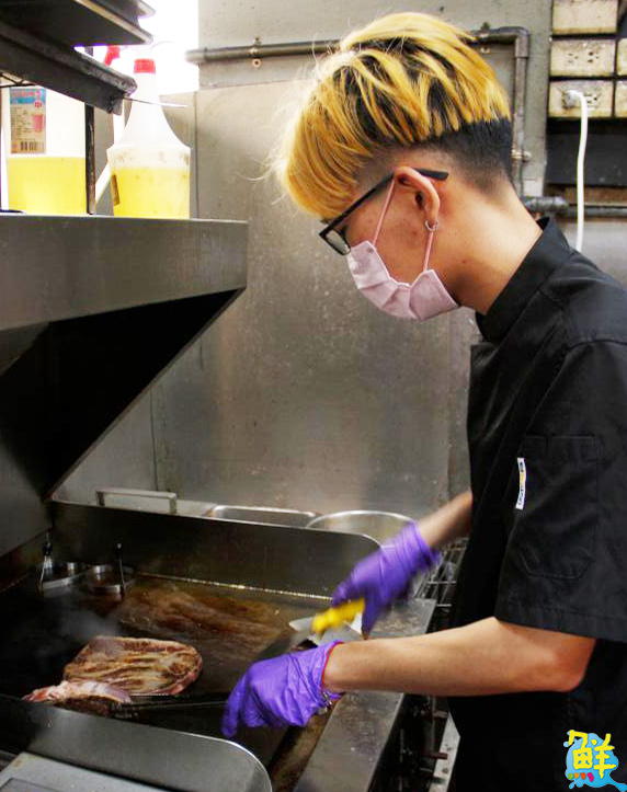 牛排控福音! 犇の野平價原塊牛排讓美味在口中狂犇