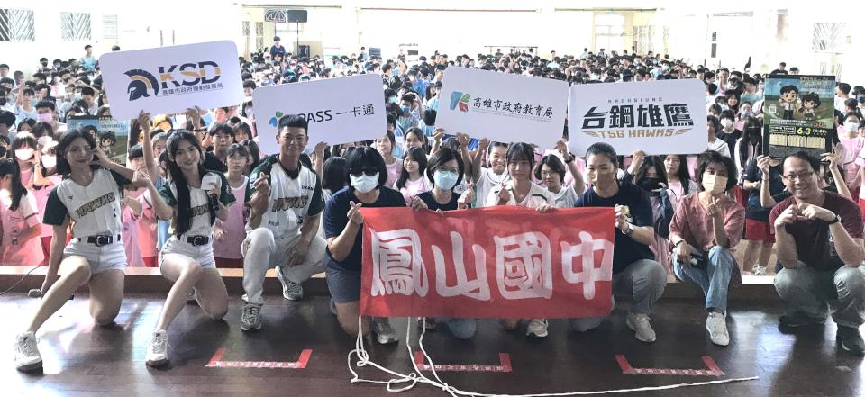 高市運發局攜手中職台鋼雄鷹隊國中小高職生銅板價看球 首巡迴鳳山國中與師生互動