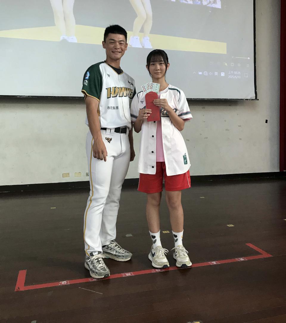 高市運發局攜手中職台鋼雄鷹隊國中小高職生銅板價看球 首巡迴鳳山國中與師生互動