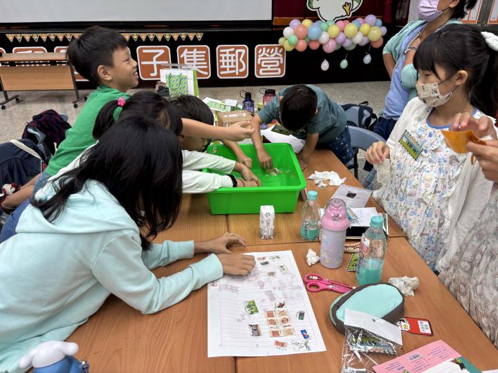 高雄郵局114年暑期親子集郵研習營首梯起跑 郵票設計師動手做郵集大小朋友同樂