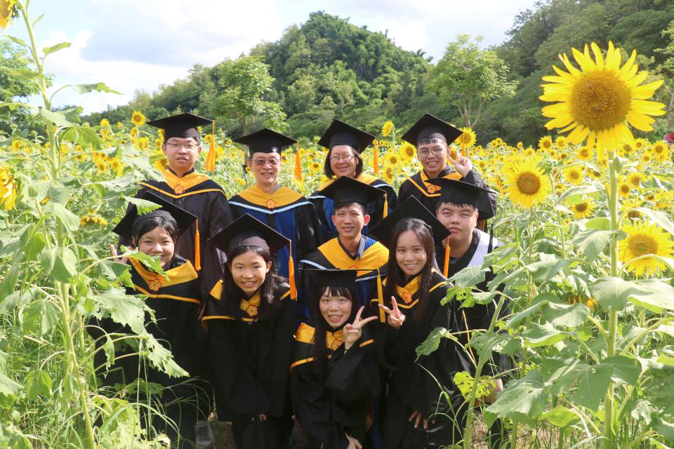 高師大燕巢校區向日葵花園迎賓 校方感謝高市校友會贊助支持