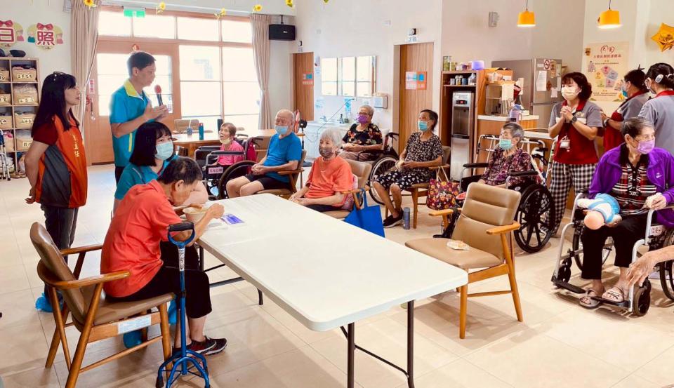 正修科大餐飲、長照系慰訪屏縣佳冬鄉日照中心 贈手工養生麵包指導咀嚼吞嚥技巧