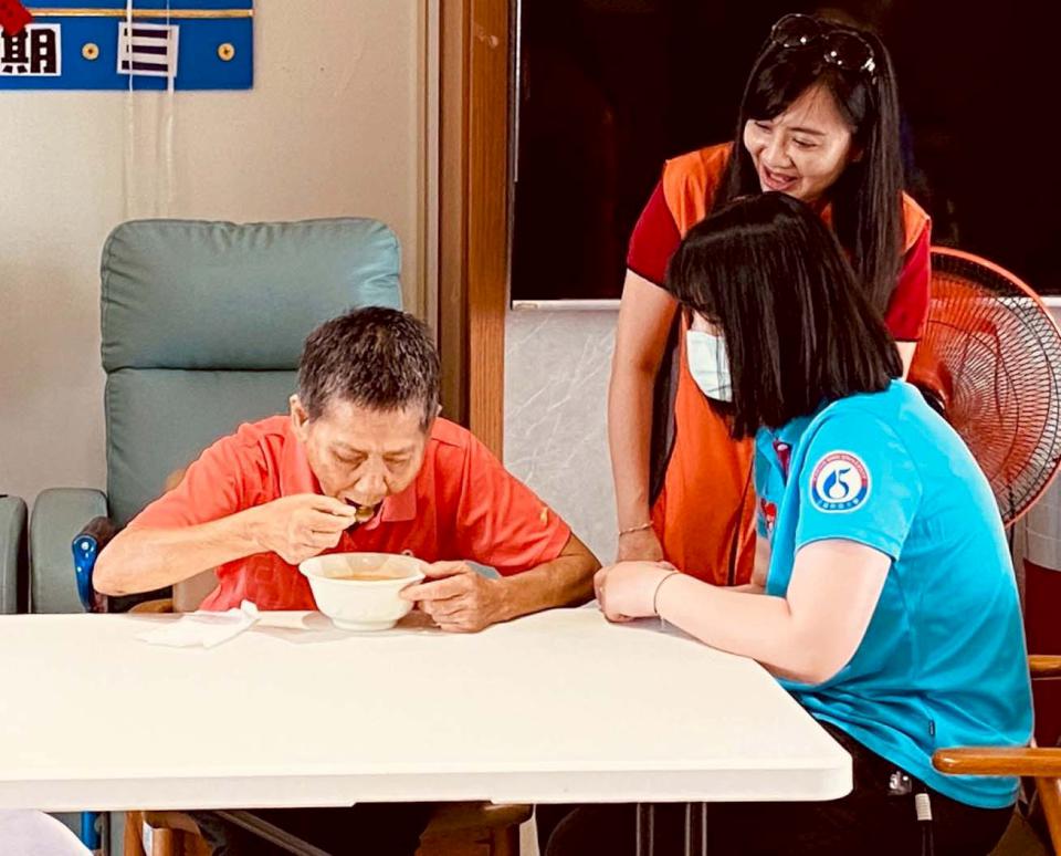 正修科大餐飲、長照系慰訪屏縣佳冬鄉日照中心 贈手工養生麵包指導咀嚼吞嚥技巧