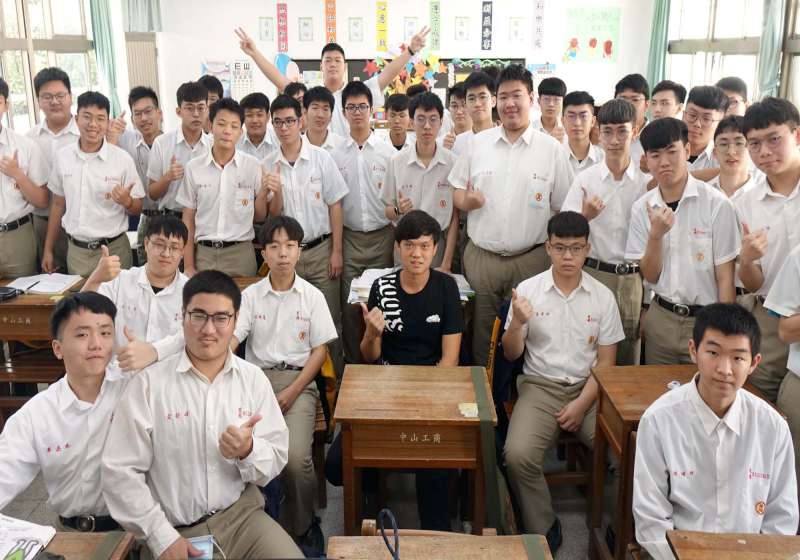 中山工商電機與電子群校友蘇佳益收拾玩心翻轉人生 赴美深造前返校分享求學歷程