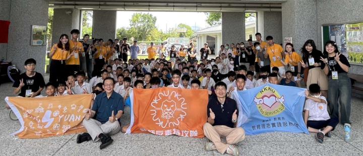 高師大雄師反毒特攻隊結合2社團合組行動志工團 前進台東縣2國小遊戲宣教淨灘