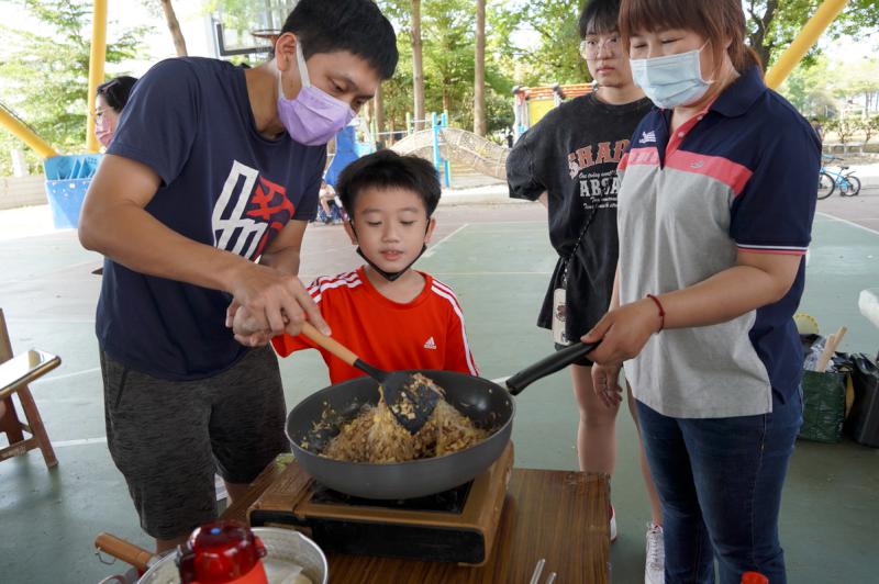 社教館攜手教育局家教中心邀張瓊尹 巡迴翁園國小教作親子韭菜盒魚丸湯
