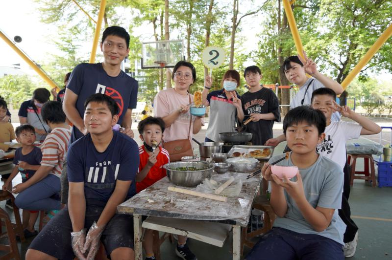 社教館攜手教育局家教中心邀張瓊尹 巡迴翁園國小教作親子韭菜盒魚丸湯