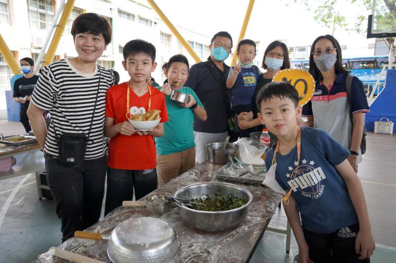 社教館攜手教育局家教中心邀張瓊尹 巡迴翁園國小教作親子韭菜盒魚丸湯