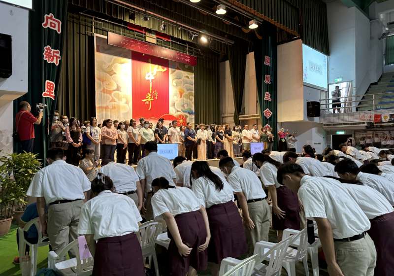 中山工商9科12班約500生成年禮 導師頒生命之花徽章家長見證