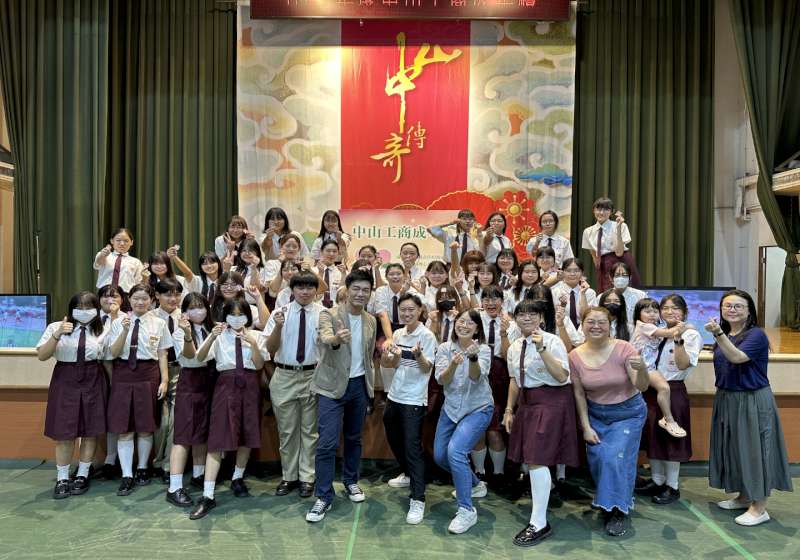 中山工商9科12班約500生成年禮 導師頒生命之花徽章家長見證