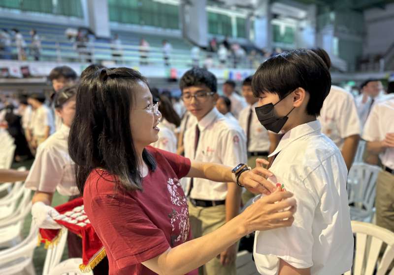 中山工商9科12班約500生成年禮 導師頒生命之花徽章家長見證