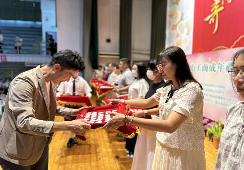 中山工商9科12班約500生成年禮 導師頒生命之花徽章家長見證