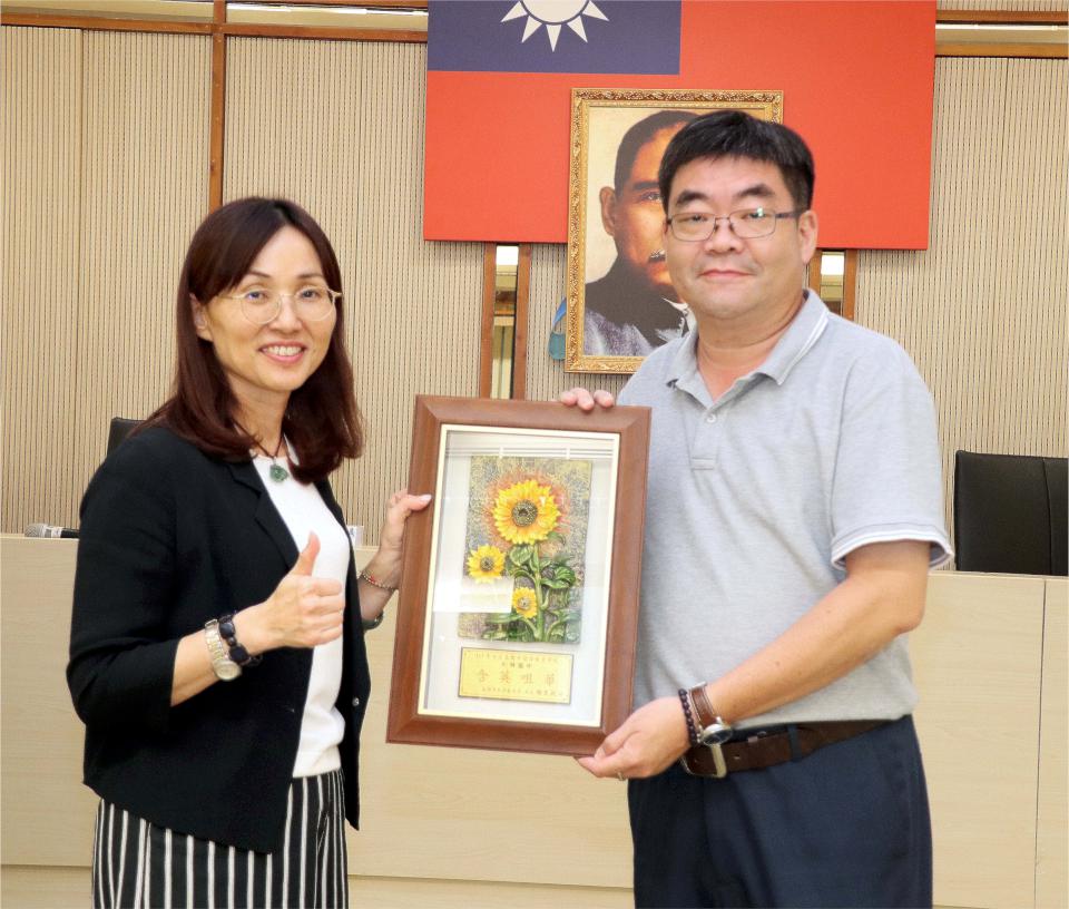 高市愛閱網中英文冠軍書出爐 教育局表揚29所獲頒閱讀標章國中