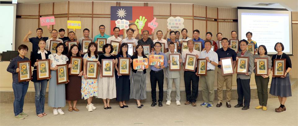 高市愛閱網中英文冠軍書出爐 教育局表揚29所獲頒閱讀標章國中