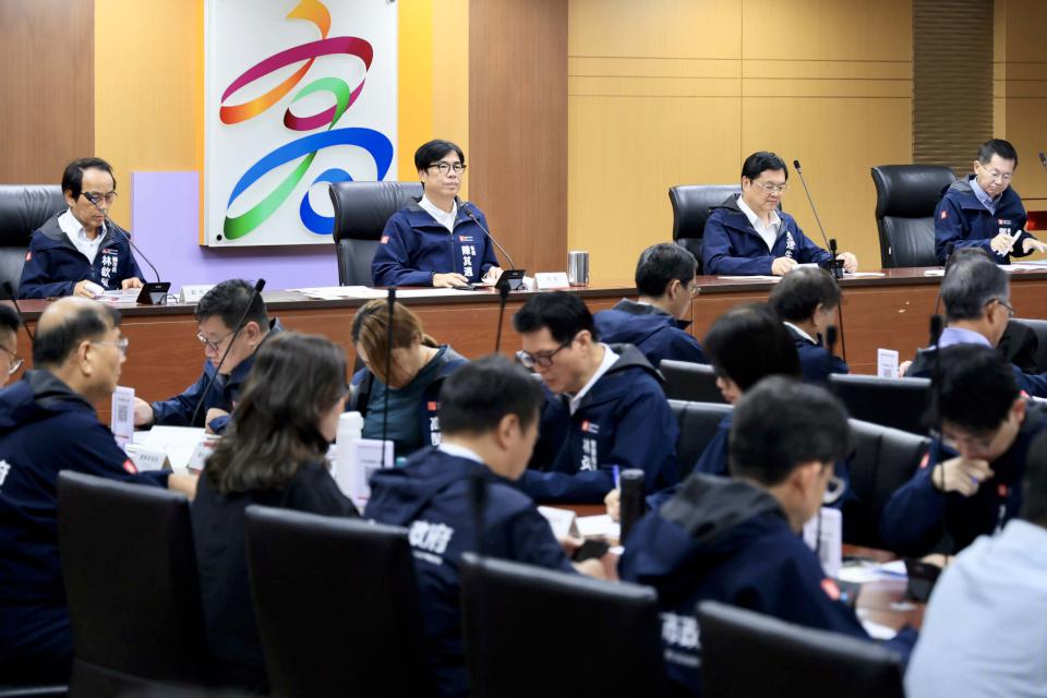 高市1807人北上支援嘉義台南風災重建14天 陳其邁市政會議頒狀贈金嘉勉