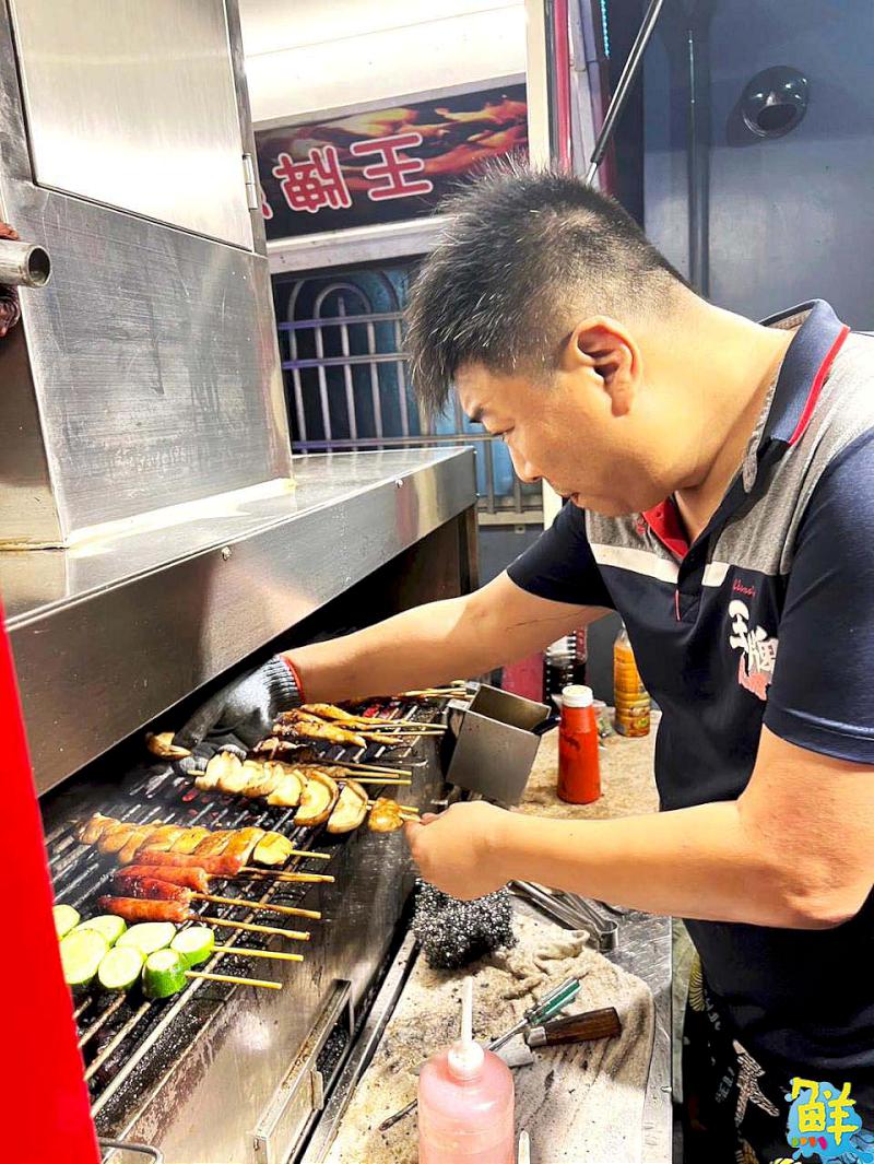 大寮發跡 碳烤達人就是帥! 烤肉餐車唯一指名王牌碳烤