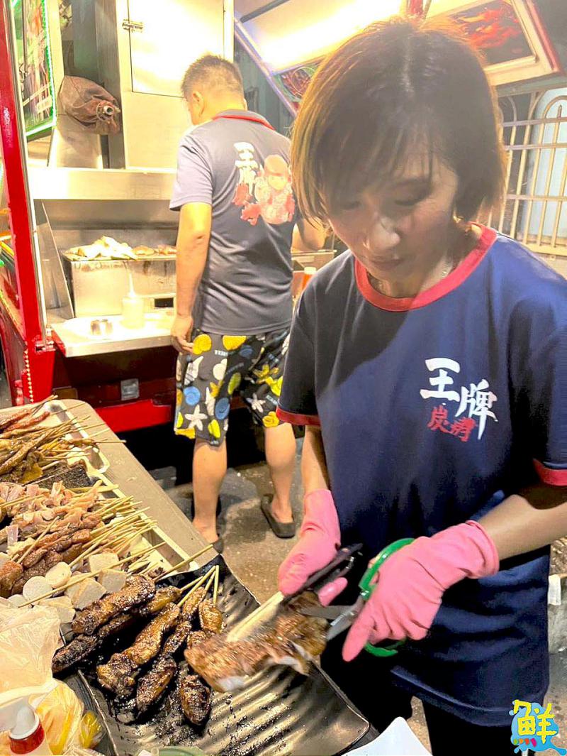 大寮發跡 碳烤達人就是帥! 烤肉餐車唯一指名王牌碳烤