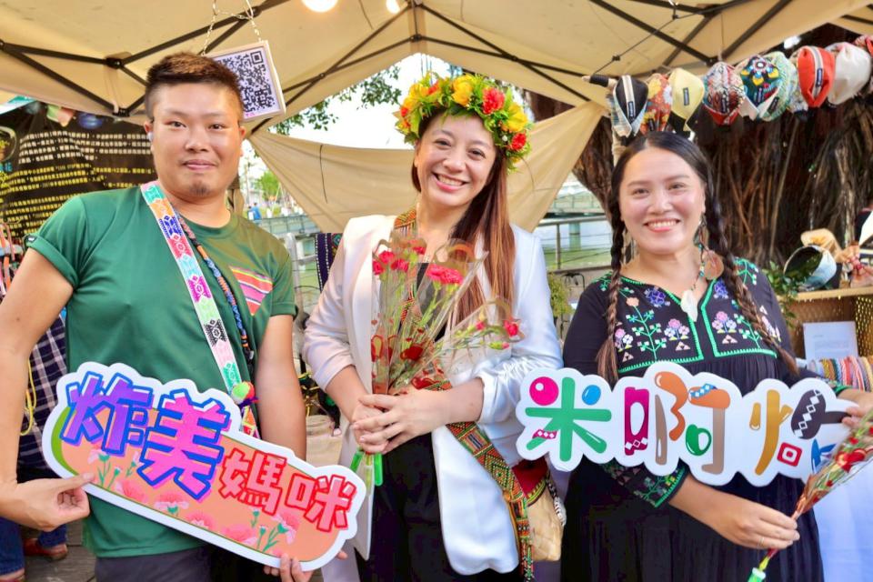 桃氣媽咪甜在心表揚原民模範母親 左營米啊炸市集水蜜桃限量搶購