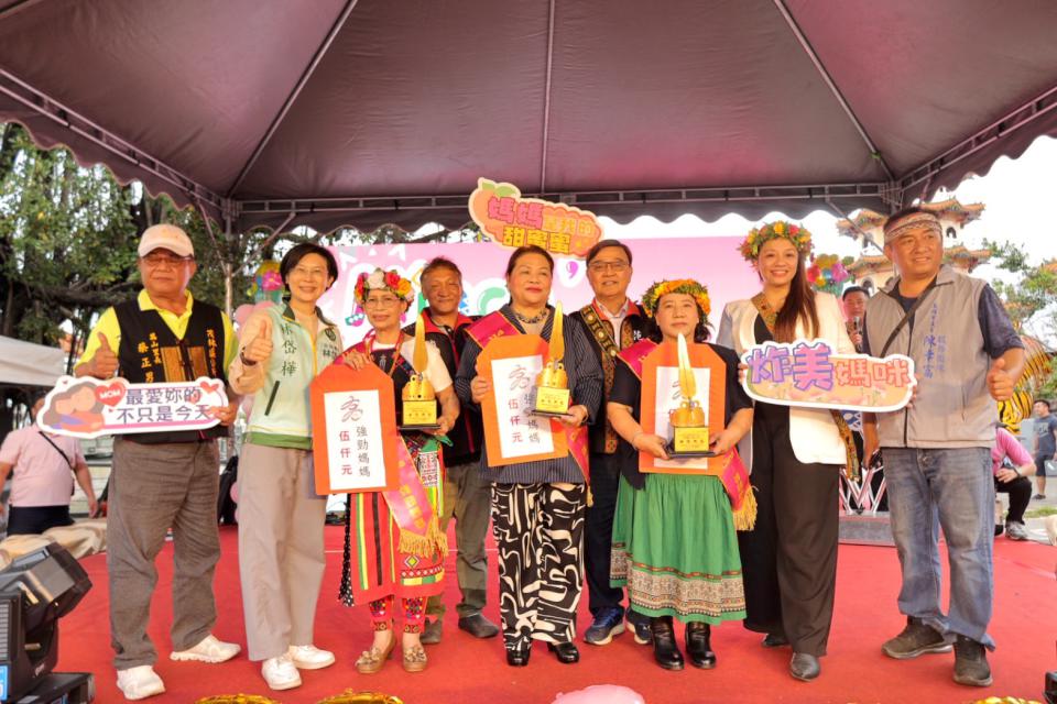 桃氣媽咪甜在心表揚原民模範母親 左營米啊炸市集水蜜桃限量搶購