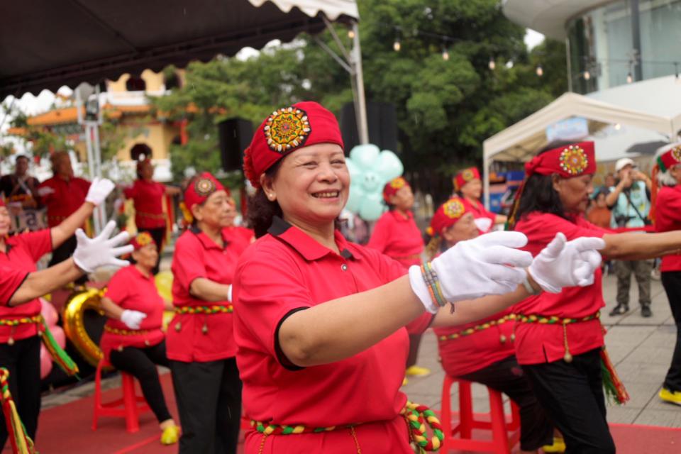 桃氣媽咪甜在心表揚原民模範母親 左營米啊炸市集水蜜桃限量搶購