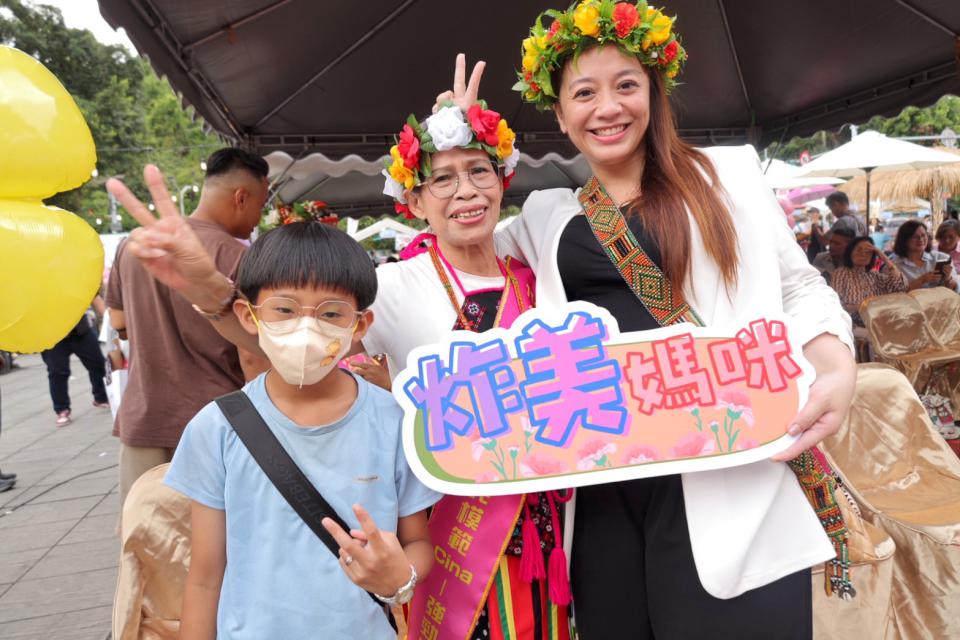 桃氣媽咪甜在心表揚原民模範母親 左營米啊炸市集水蜜桃限量搶購