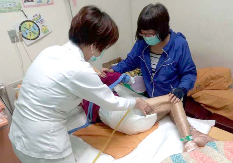 小港醫院跨科團隊導入相關輔具資源 強化臥床病友醫療照護品質